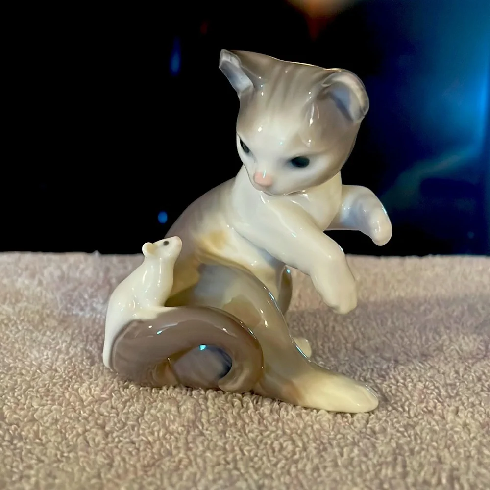 Llardò made in Spain -Cat and Mouse porcelain figurine